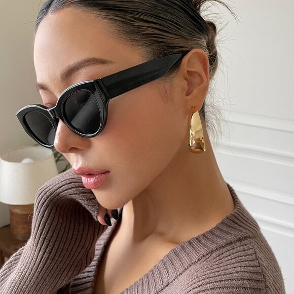 Yellow Gold tone Elegant Women's Minimalist Hoop Earrings - Picture 4 of 8